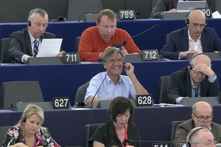 L'eurodiputat i ponent permanent del Parlament Europeu per a l'acord d'associació entre la UE i Andorra, Mònaco i San Marino, Juan Fernando López Aguilar, somriu instants abans de la votació.