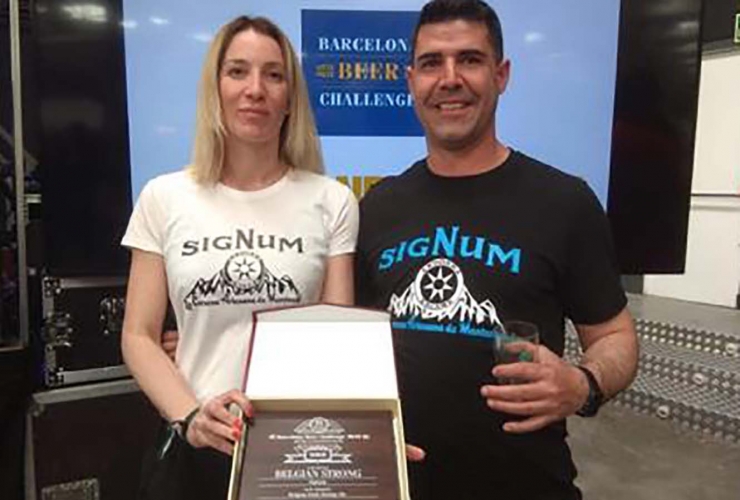 Els responsables de Signum amb el premi.
 
 