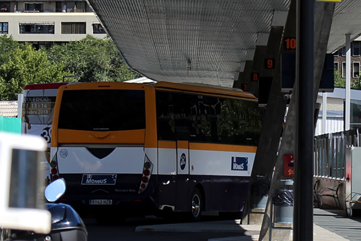 Dos autousos aparcats a l'Estació Nacional.