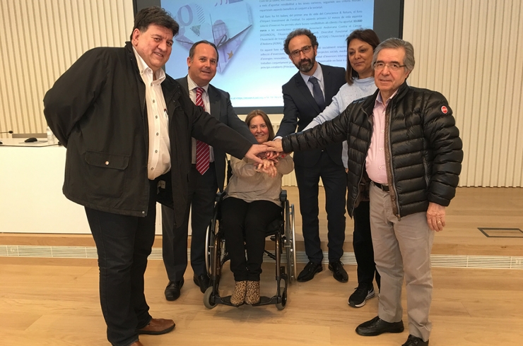 Els representants de les associacions amb directius de Vall Banc.