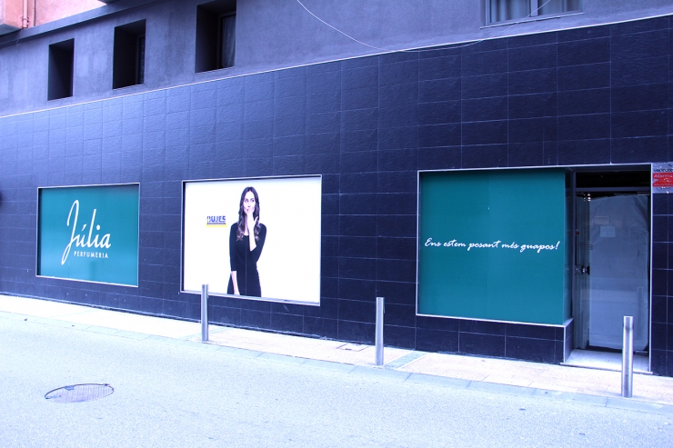 El local on s'està ampliant l'establiment de Perfumeria Júlia.