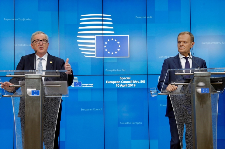El president del Consell de la Unió Europea, Donald Tusk (dreta), i el president de la Comissió Europea, Jean-Claude Juncker (esquerra), en la roda de premsa que han ofert la matinada d'aquest dijous.
 
 