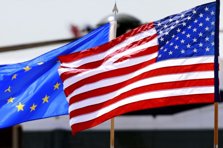 Banderes de la Unió Europea i dels Estats Units.