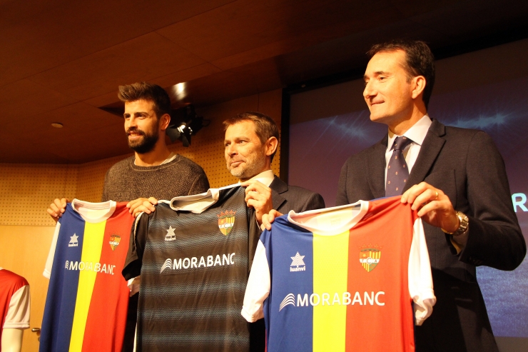 Gerard Piqué, fundador y presidente de Kosmos; Lluís Alsina, director general de MoraBanc, i Ferran Vilaseca, Kosmos Head of Division, con la camiseta del FC Andorra.
 
 