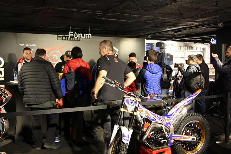 Un moment de la signatura d'autògrafs per part de quatre dels pilots participants al mundial.