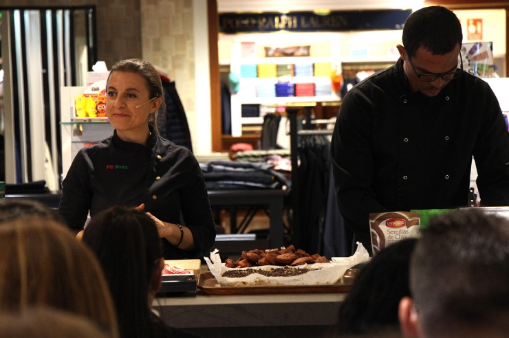 Un moment del taller que la naturòpata Pili Borra ha ofert a Pyrénées aquest dijous a la tarda.