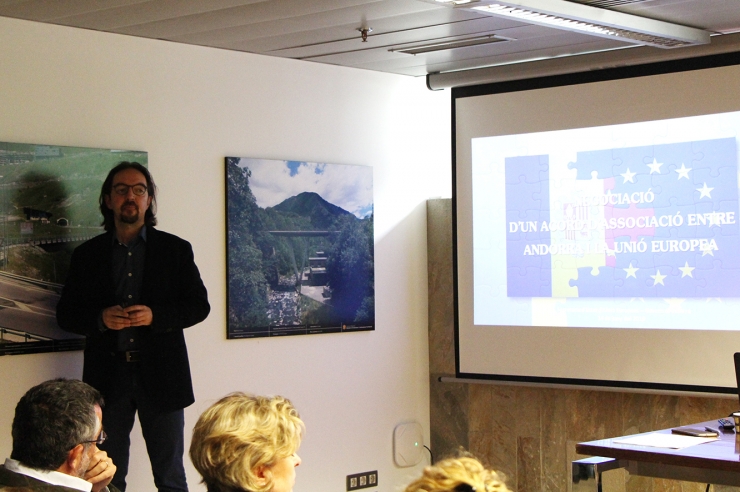 El secretari d'Estat d'Afers Europeus, Landry Riba, durant la xerrada que ha fet per als professionals de la comunicació.