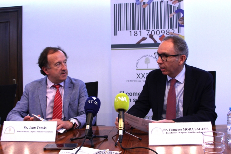 El secretari tècnic de l'EFA, Joan Tomàs, i el president de l'entitat,  Francesc Mora, a la presentació del cicle EFA.