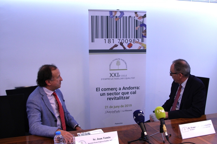 El secretari tècnic de l'EFA, Joan Tomàs, i el president de l'entitat,  Francesc Mora, mostren el cartell del 21è Cicle EFA.