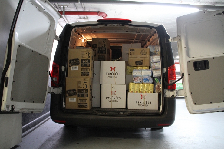 Una furgoneta carregada amb alguns dels productes recollits.