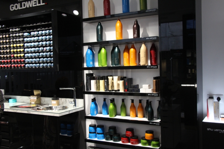 Exposició de diferents productes que utilitzaran en el nou establiment.