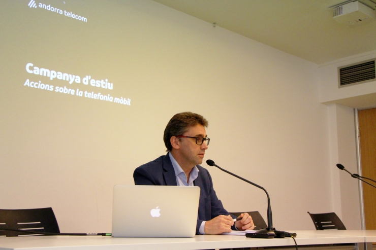 El portaveu d'Andorra Telecom, Carles Casadevall, presenta les novetats d'estiu de la companyia.