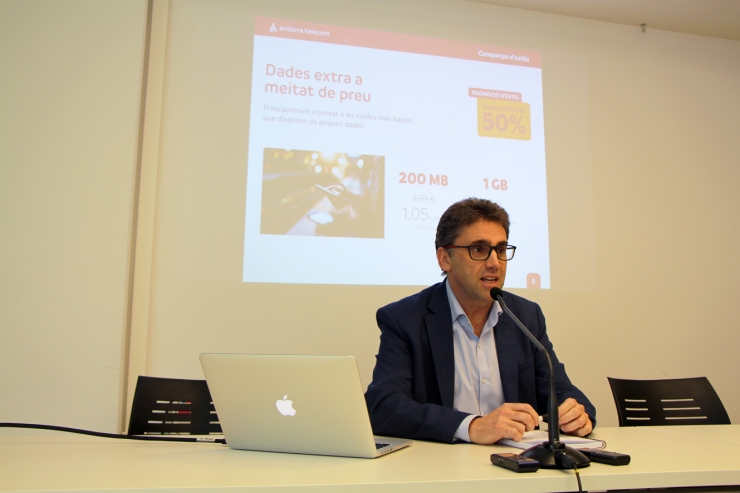 El portaveu d'Andorra Telecom, Carles Casadevall, presenta les novetats d'estiu de la companyia.