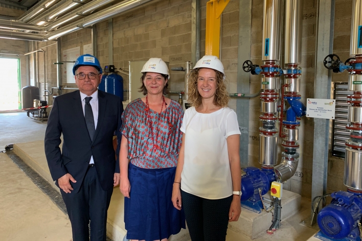 La presidenta de FEDA, Sílvia Calvó; el director general, Albert Moles, i una representant de la nova xarxa de calor de Perpinyà, durant l'acte inaugural.
