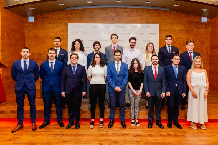 Els joves que fan l'estada a Andbank.