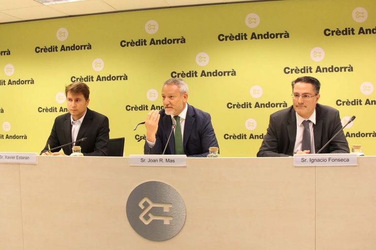 L’expert en Emprenedoria i Innovació, Xavier Estaran; el director de Comunicació Corporativa, Màrqueting i Transformació Digital Clients de Crèdit Andorrà, Joan Ramon Mas, i el director de Gestió d’Actius de Crèdit Andorrà, Ignacio Fonseca, durant la presentació.