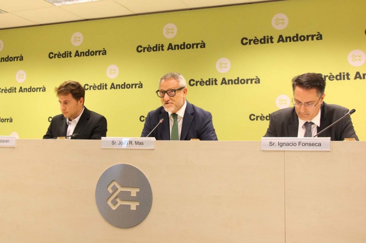 L’expert en Emprenedoria i Innovació, Xavier Estaran; el director de Comunicació Corporativa, Màrqueting i Transformació Digital Clients de Crèdit Andorrà, Joan Ramon Mas, i el director de Gestió d’Actius de Crèdit Andorrà, Ignacio Fonseca, a la roda de premsa de presentació del nou producte.