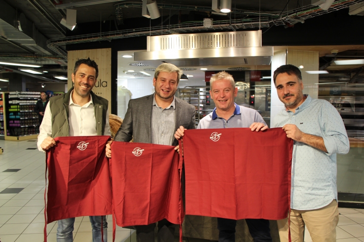 L'equip del programa amb el cuiner Carles Flinch, el somelier Pablo Pérez i els productors.