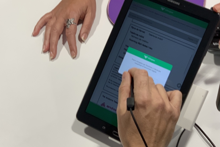 Moment del procés de signatura.