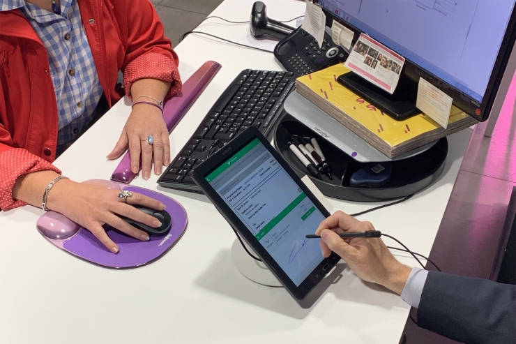 Un usuari donant-se d'alta amb la signatura biomètrica.