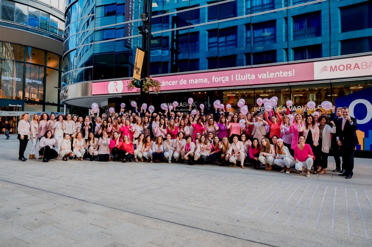 Els treballadors a l'exterior de la seu de MoraBanc.