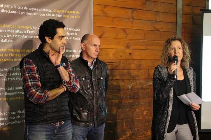 A l'esquerra, Gerard Martínez, director de Ramaders d'Andorra, amb la ministra Silvia Calvó.