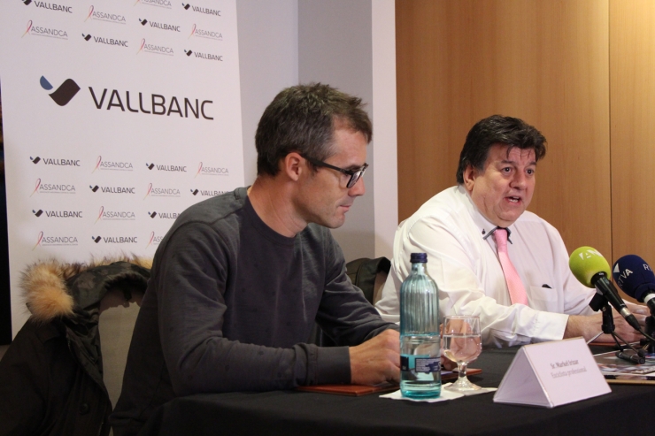 L'exciclista professional, Markel Irizar, i el president d'Assandca, Josep Saravia, durant la roda de premsa celebrada aquest dissabte.