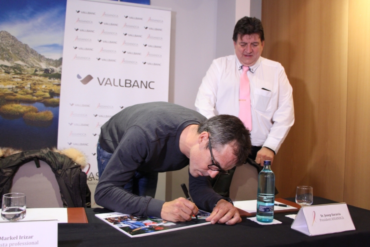 L'exciclista professional, Markel Irizar, i el president d'Assandca, Josep Saravia, durant la roda de premsa celebrada aquest dissabte.