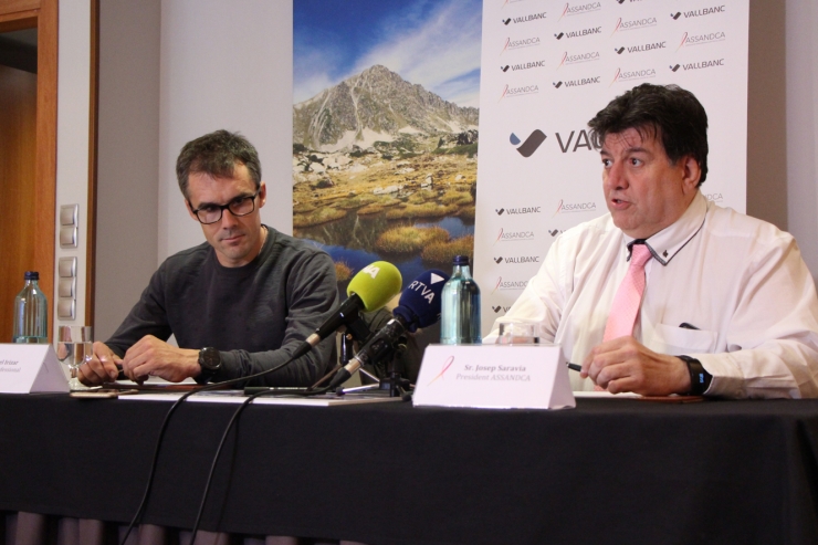 L'exciclista professional, Markel Irizar, i el president d'Assandca, Josep Saravia, durant la roda de premsa celebrada aquest dissabte.