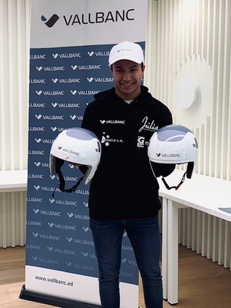 L'esportista Ian Rodriguez amb dos cascs de telemark.