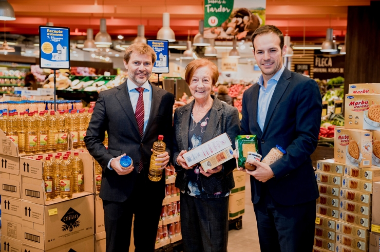 Lluís Alsina, director general de MoraBanc; Canòlich Baró, vicepresidenta de Càritas Andorrana, i Daniel Martínez, director de màrqueting del Centre Comercial Andorrà.