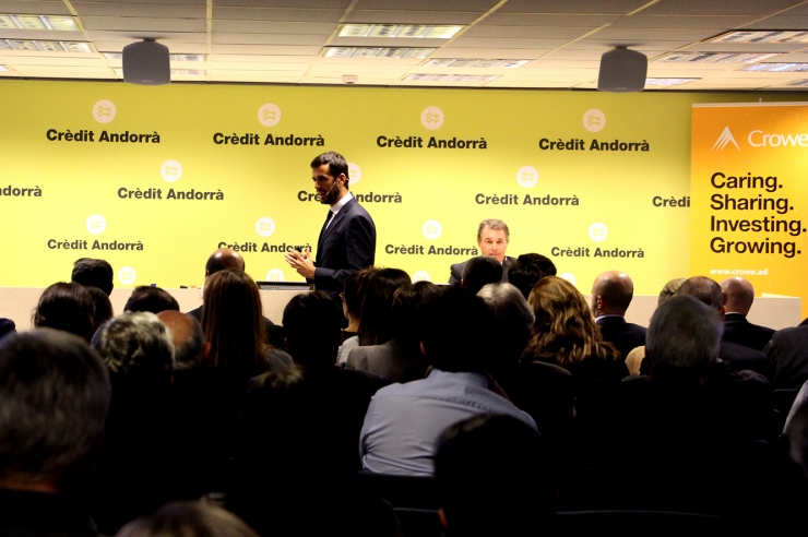 Un moment de la conferència oferta per Antoni Bisbal, soci director de Crowe Andorra i especialista en l’àrea de fiscalitat, i Gerardo Roca, advocat i soci responsable del departament legal de Crowe Spain.