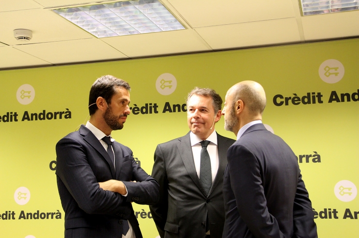Antoni Bisbal, soci director de  Crowe Andorra i especialista en l’àrea de fiscalitat i Gerardo Roca,  advocat i soci responsable del departament legal de Crowe Spain, conversen amb el director de l’àrea de Negoci Bancari Andorra de Crèdit Andorrà, Martí Alfonso.