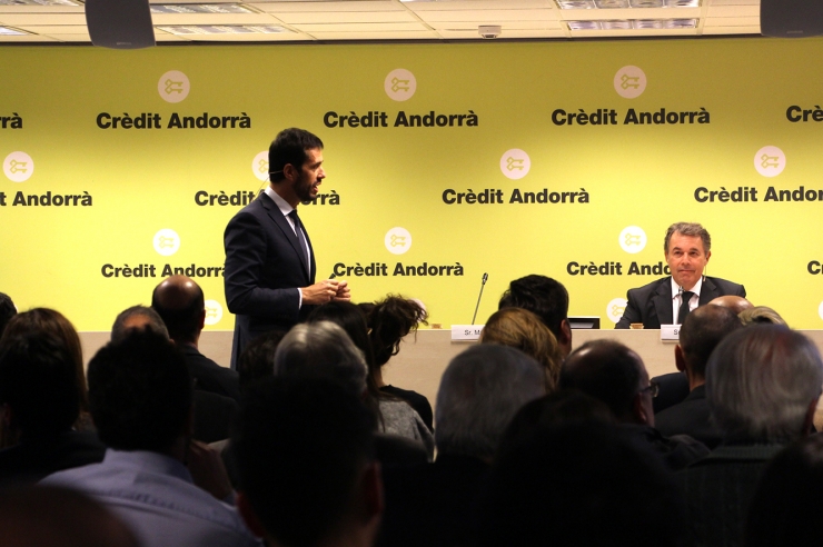 Antoni Bisbal, soci director de  Crowe Andorra i especialista en l’àrea de fiscalitat i Gerardo Roca,  advocat i soci responsable del departament legal de Crowe Spain, durant la xerrada.