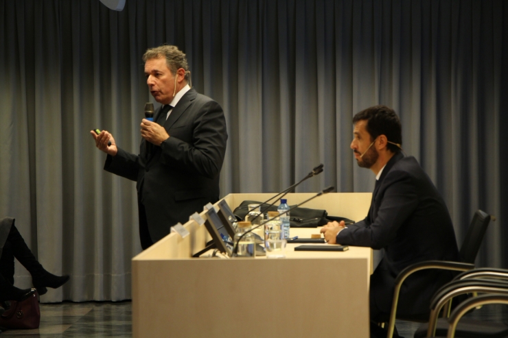 Antoni Bisbal, soci director de Crowe Andorra i especialista en l’àrea de fiscalitat Gerardo Roca, advocat i soci responsable del departament legal de Crowe Spain, durant la xerrada oferta per Crèdit Andorrà.