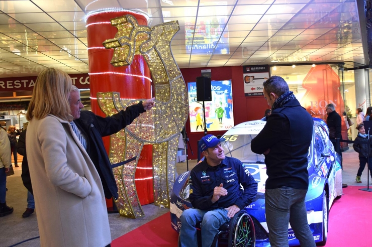 El sotsdirector general de banca país d'Andbank, Josep Maria Cabanes; la  directora general de negoci d'Andbank, Anna Olsina; el pilot Albert  llovera i el conseller de Joventut, Participació Ciutadana i Esports  d'Andorra la Vella, Alain Cabanes, durant l'acte.