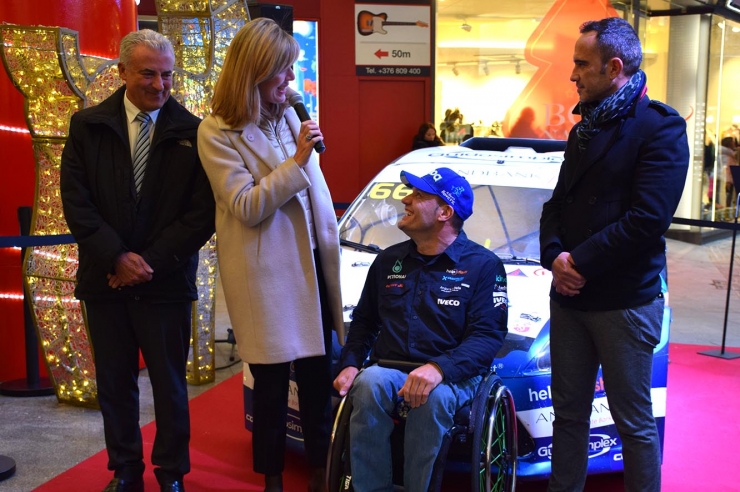 El sotsdirector general de banca país d'Andbank, Josep Maria Cabanes; la  directora general de negoci d'Andbank, Anna Olsina; el pilot Albert  llovera i el conseller de Joventut, Participació Ciutadana i Esports  d'Andorra la Vella, Alain Cabanes, durant l'acte en què s'ha anunciat l'acord i també l'exposició del vehicle.