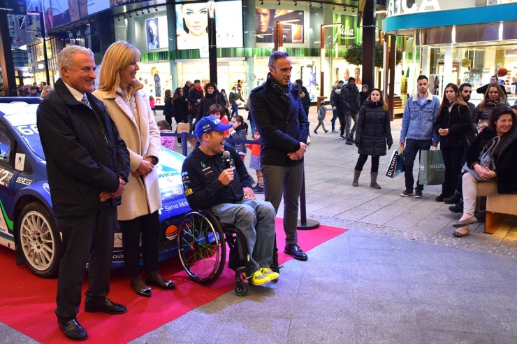 El sotsdirector general de banca país d'Andbank, Josep Maria Cabanes; la  directora general de negoci d'Andbank, Anna Olsina; el pilot Albert  llovera i el conseller de Joventut, Participació Ciutadana i Esports  d'Andorra la Vella, Alain Cabanes.