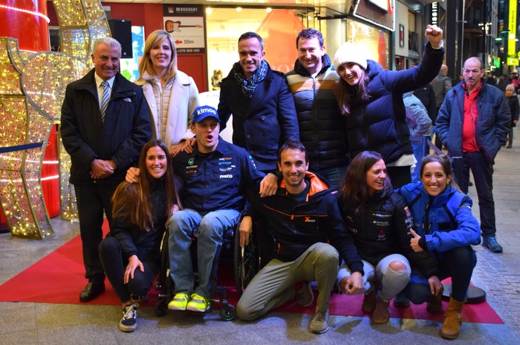 Fotografies de grup dels patrocinadors; el pilot Albert Llovera i l'equip que l'acompanyarà al Dakar.