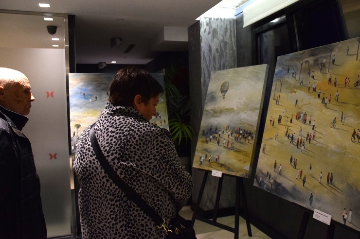 Visitants a la mostra 'The Art One' que s'ha inaugurat aquest dimecres al vespre a Pyrénées.