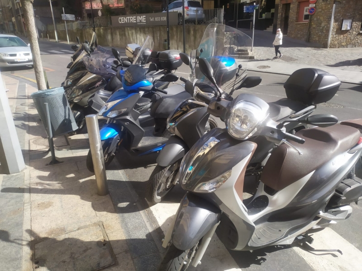 Motos aparcades a Andorra la Vella.