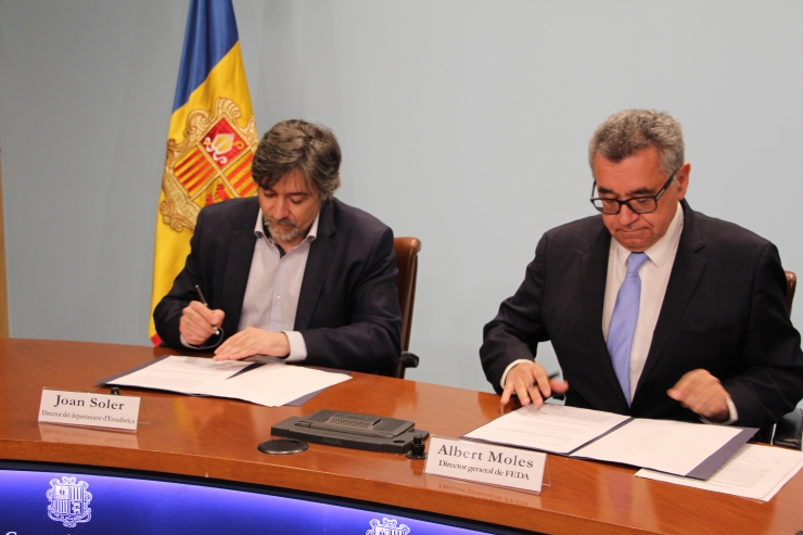 El director del departament d'Estadística, Joan Soler, i el director FEDA, Albert Moles, en el moment de la sigantura.