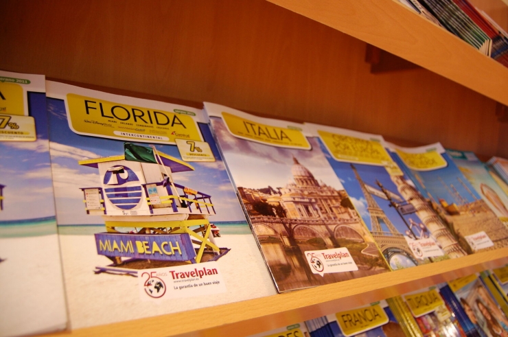 Fulletons de viatges en una agència.