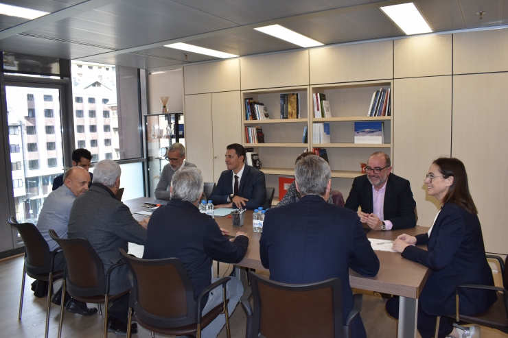 Reunió del ministre Gallardo amb la CEA i representants del sector privat.