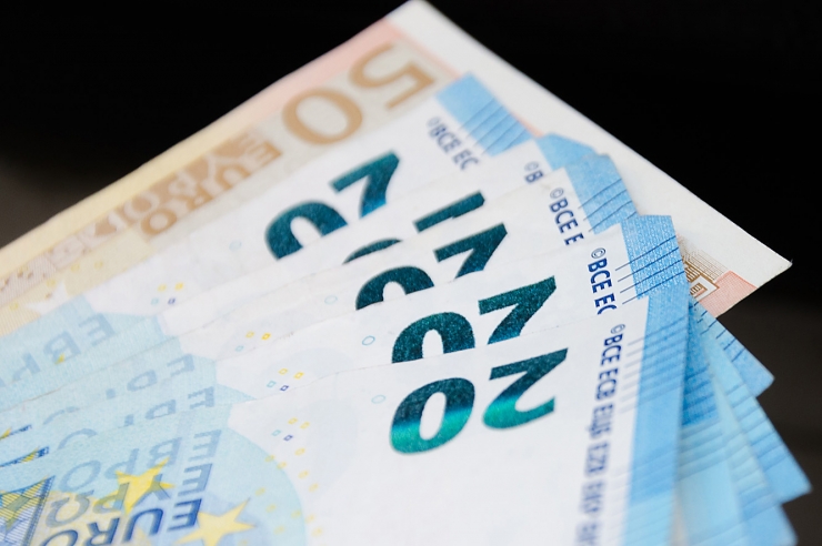 Les entitats bancàries recorden als clients que tenen a la seva disposició la banca 'on-line' i els caixers.