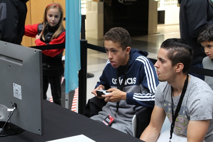 Joves jugant a un videojoc.