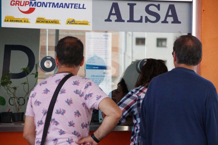 Finestra d'una companyia d'autobusos, ALSA.