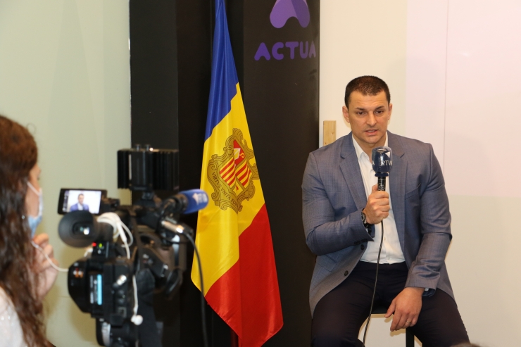 El ministre Gallardo respon a les preguntes dels periodistes en l'acte de presentació dels tres programes d'Actua Empresa.