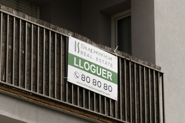 Un cartell que anuncia un pis de lloguer.