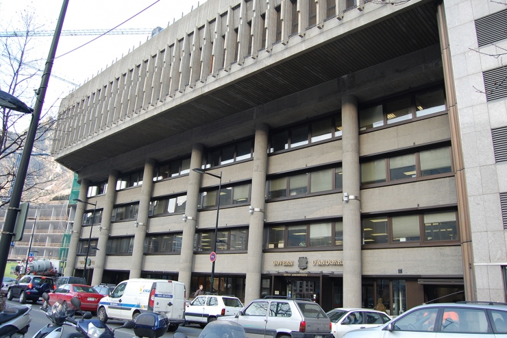 Façana de l'edifici administratiu del Govern.